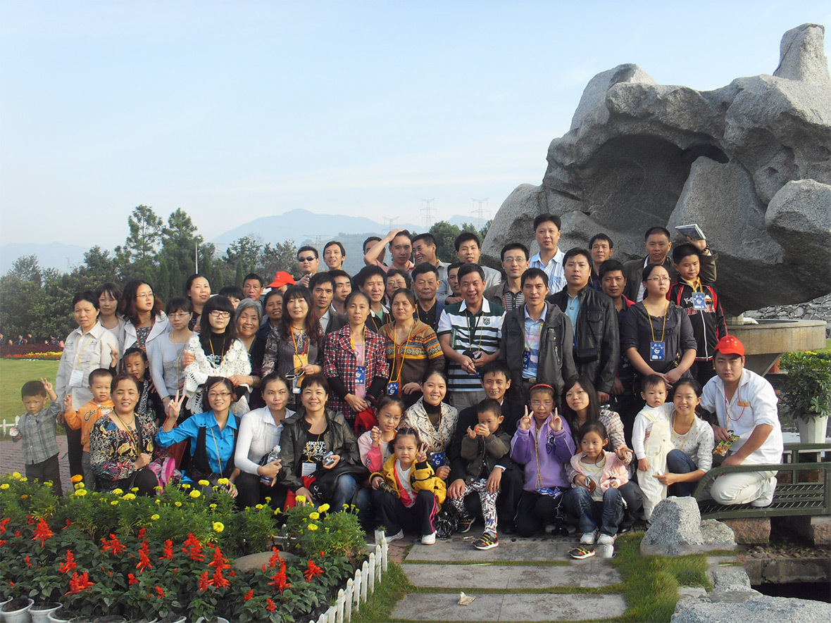 Group photo of Three Gorges tourism in 2010